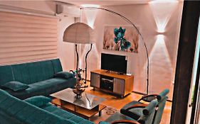 Ina'S Apartment